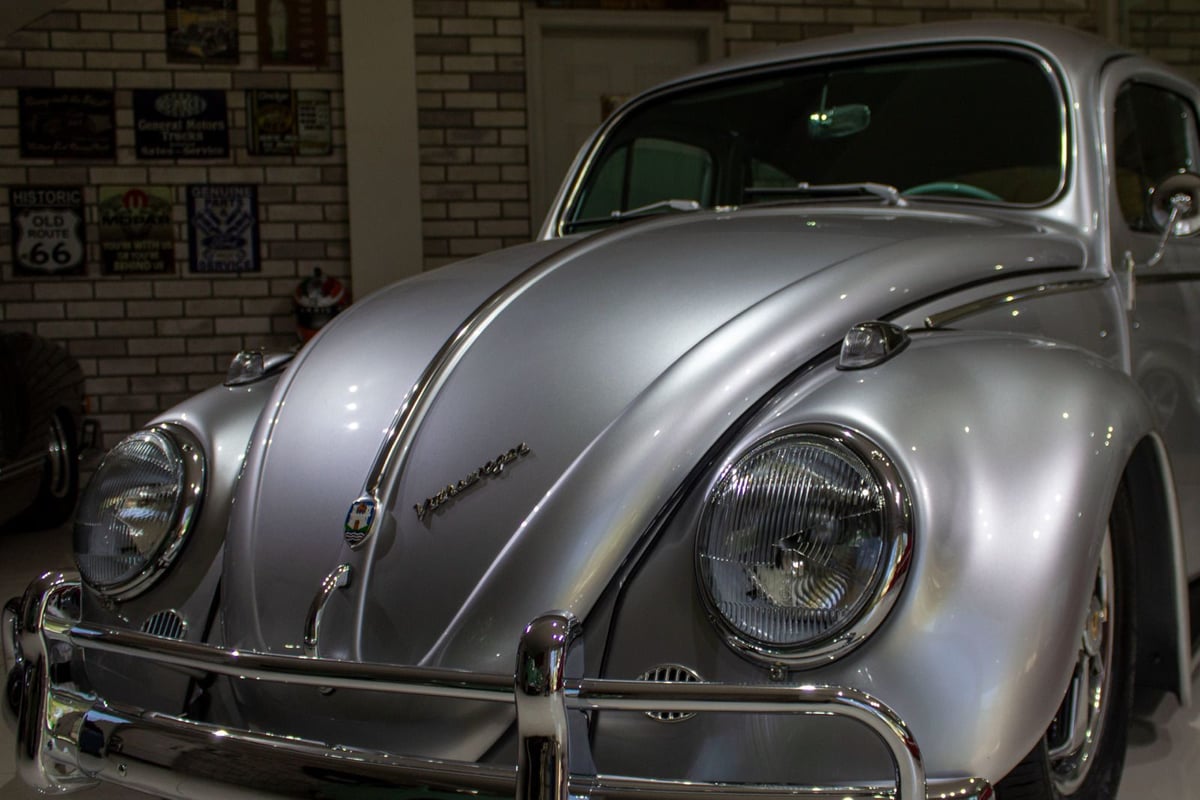 VW Sedan plateado